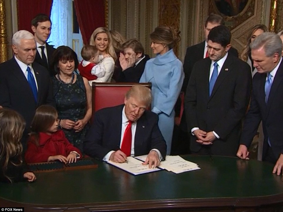 
Cậu &uacute;t Barron chơi đ&ugrave;a c&ugrave;ng ch&aacute;u Theodore - con g&aacute;i &uacute;t của Ivanka Trump. Ảnh: Fox
