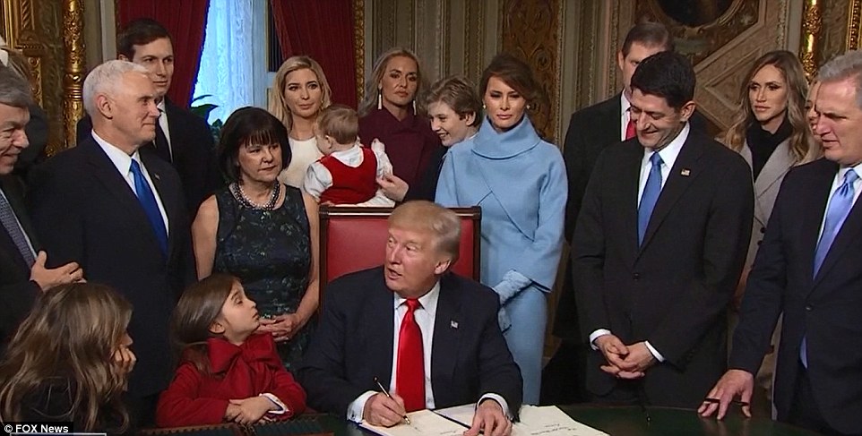 
&Ocirc;ng Trump k&yacute; sắc lệnh đầu ti&ecirc;n xung quanh con ch&aacute;u. Ảnh: Fox
