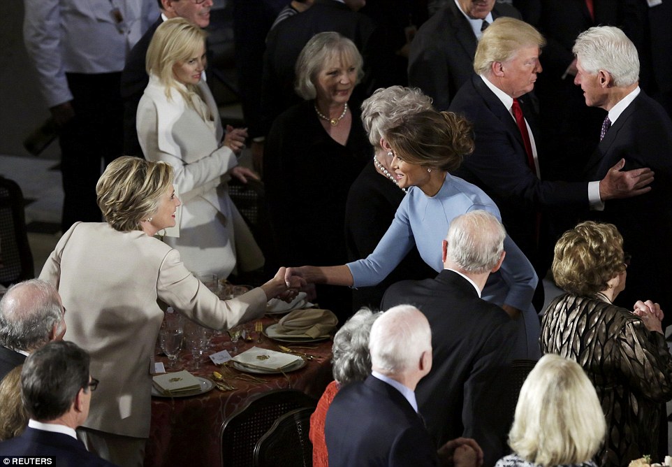 
Vợ &ocirc;ng Trump, đệ nhất phu nh&acirc;n Melania Trump, bắt tay b&agrave; Clinton. Ảnh: Reuters
