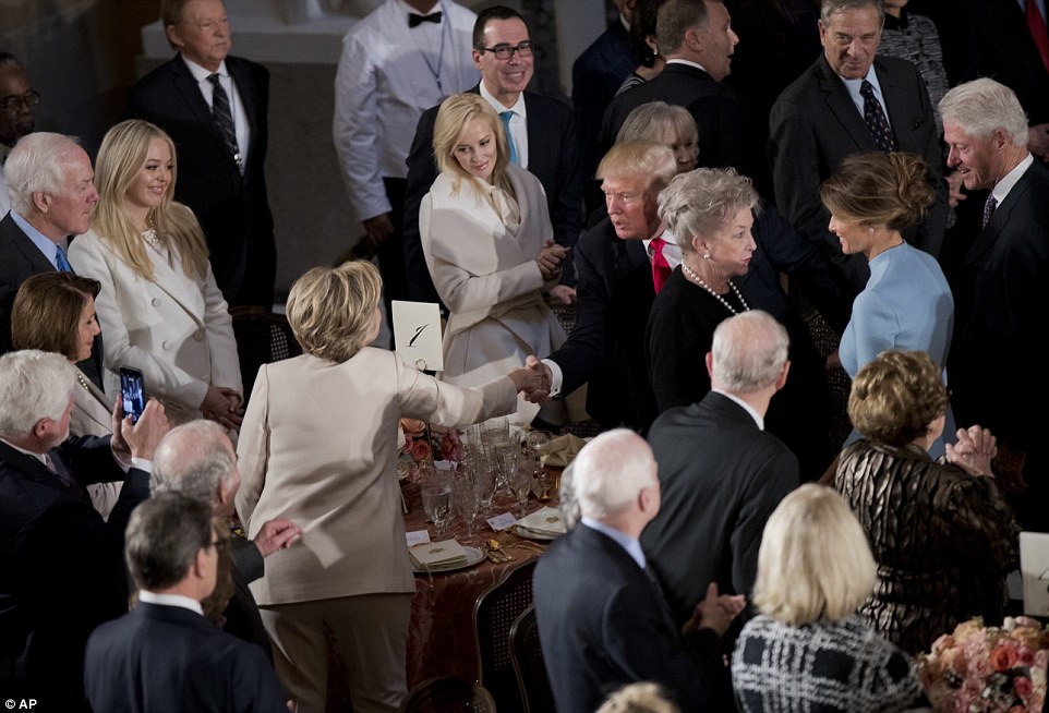 
&Ocirc;ng Trump bắt tay b&agrave; Clinton. Ảnh: AP
