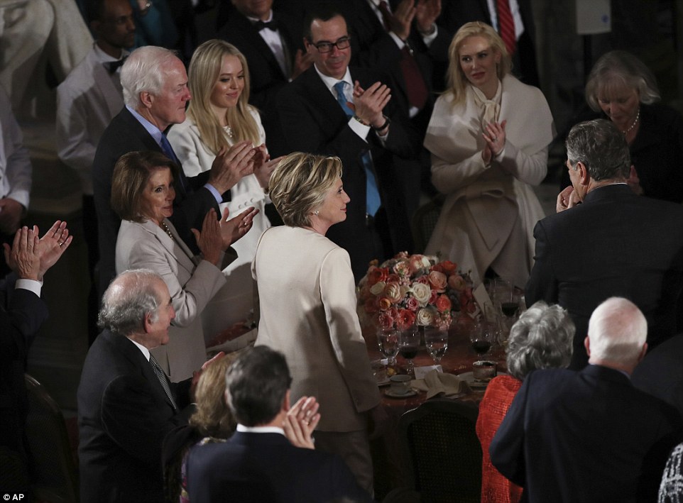 
B&agrave; Clinton đứng l&ecirc;n trong tiếng vỗ tay của mọi người. Ảnh: AP
