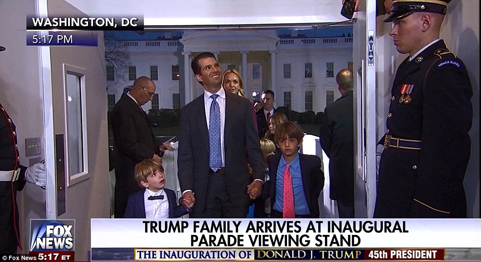 
Spencer (tr&aacute;i) v&agrave; Don III (phải) s&aacute;t bước c&ugrave;ng cha l&agrave; Donald Jr - con trai trưởng của &ocirc;ng Trump. Ảnh: Fox
