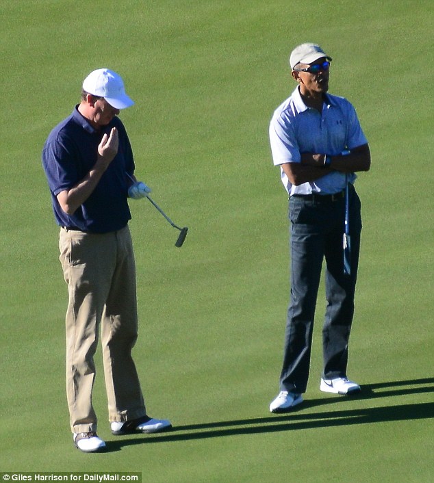 
&Ocirc;ng Obama tr&ocirc;ng rất thư gi&atilde;n khi chơi golf. Ảnh: Daily Mail
