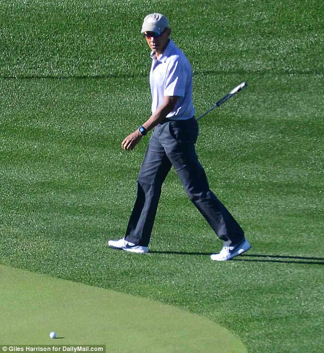 
Cựu Tổng thống Obama tr&ocirc;ng khỏe khoắn trong trang phục thể thao . Ảnh: Daily Mail
