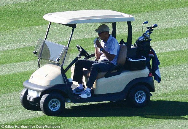 
&Ocirc;ng Obama tự l&aacute;i xe v&agrave; tranh thủ thưởng thức m&oacute;n b&aacute;nh m&igrave; kẹp. Ảnh: Daily Mail
