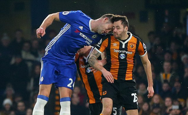 Đấu đầu kinh hoàng với Cahill, tiền vệ Hull nứt sọ