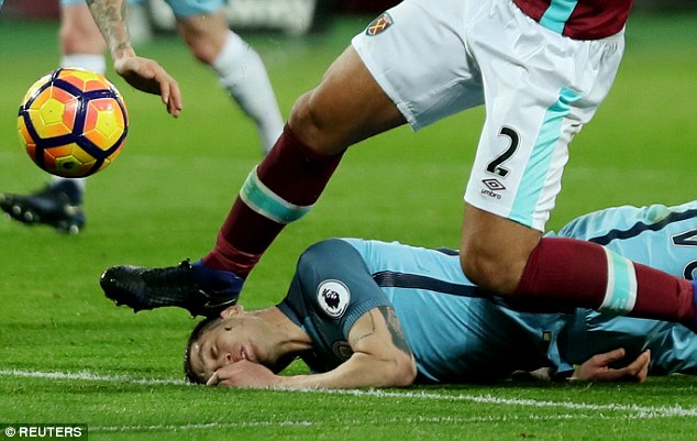 John Stones đổ máu trong chiến thắng đậm của Man City