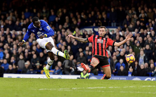 Lukaku của Everton và sú sút đẹp mắt
