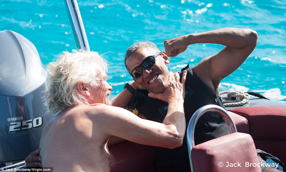 Ông Obama đùa nghịch cùng tỉ phú Branson. Ảnh: Jack Brockway