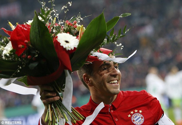 Lahm "treo giày", chê ghế giám đốc thể thao Bayern