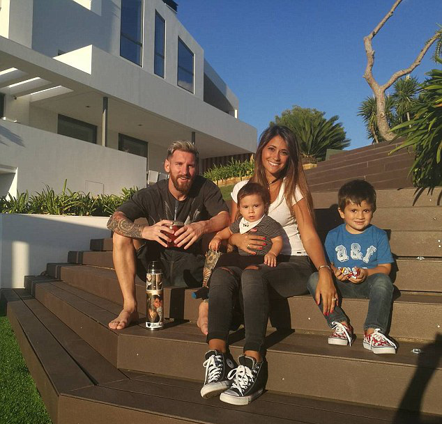 Bị làm ồn, Messi mua luôn nhà hàng xóm