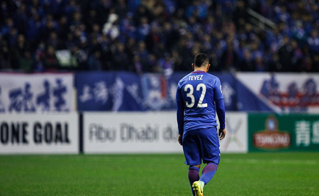Ra mắt thảm bại ở Trung Quốc, Tevez bị đối thủ chọc quê