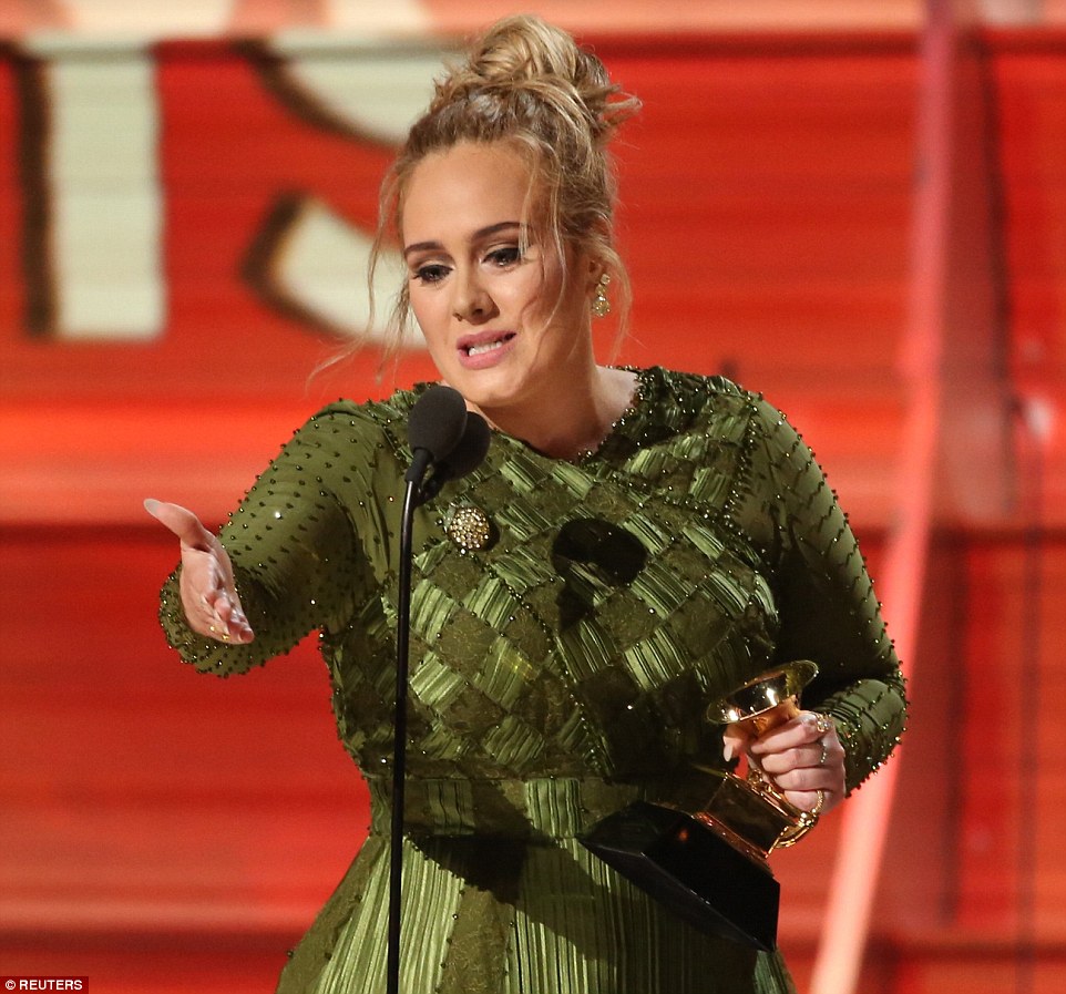 Adele x&uacute;c động khi được xướng t&ecirc;n nhận giải