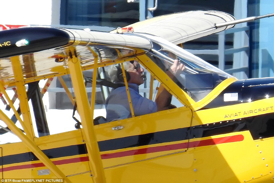Harrison Ford lại suýt gây tai nạn máy bay
