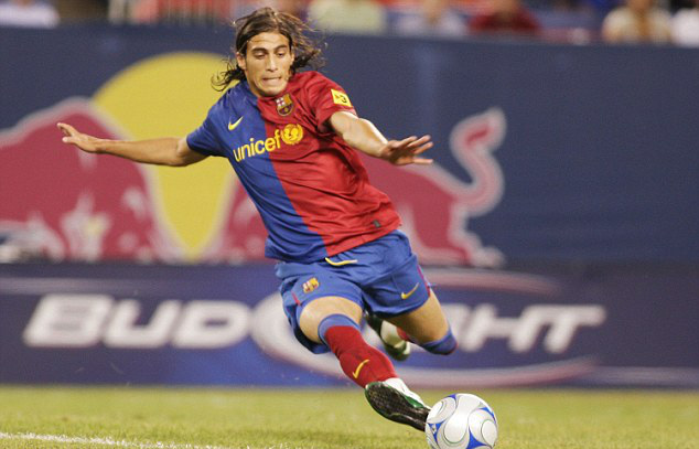 Cựu hậu vệ Barcelona đến Premier League