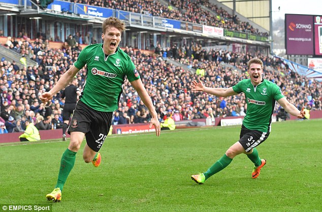 Lập kỳ tích ở FA Cup, Lincoln được thưởng đậm