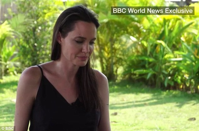 Angelina Jolie rơi nước mắt nói chuyện ly hôn Brad Pitt