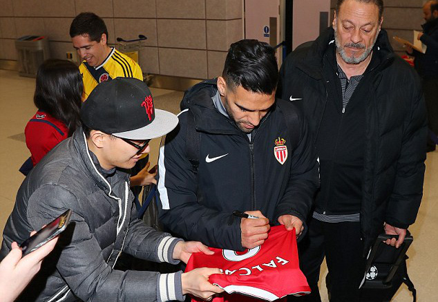 Falcao được fan M.U chào đón ngày trở lại Manchester