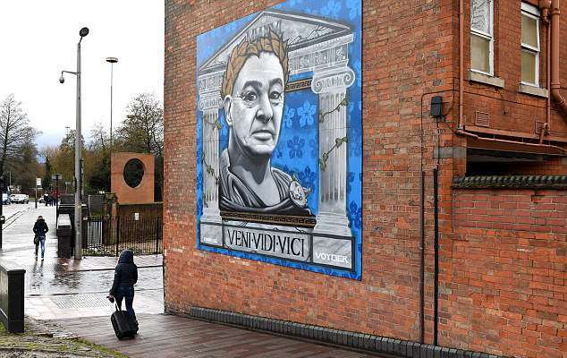 Không chỉ trong sân, hình ảnh Ranieri còn xuất hiện trên đường phố Leicester