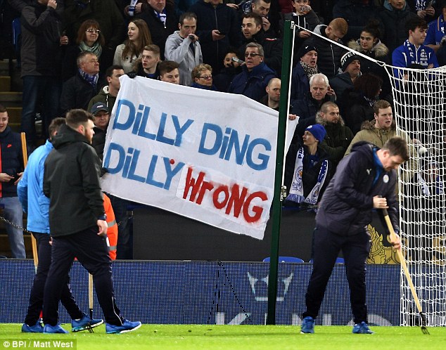 Một số ĐV quá khích phản đối quyết định sa thải Ranieri của Leicester