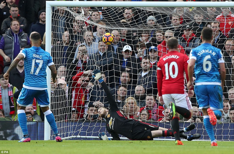 Phút 40, Phil Jones phạm lỗi trong vòng cấm và Bournemouth được hưởng phạt đền. King đã ghi bàn gỡ hòa cho đội khách sau pha dứt điểm 11m chính xác.