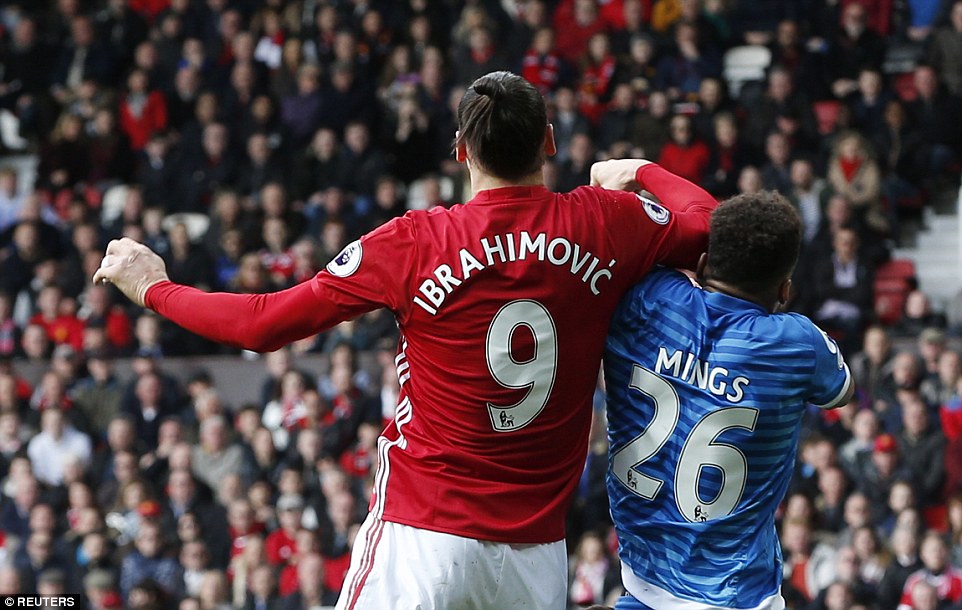 Ibrahimovic giật chỏ Mings bên phía Bournemouth nhưng trọng tài không phát hiện nhưng lại phạt cầu thủ của đội khách