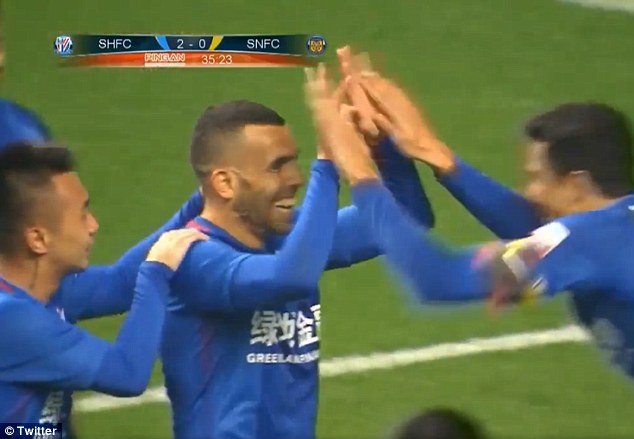 Tevez ra mắt ấn tượng tại Trung Quốc