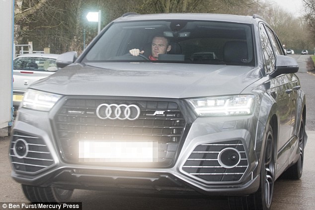 
Trong l&uacute;c c&aacute;c đồng đội đến Nga th&igrave; Rooney vẫn ở lại Manchester
