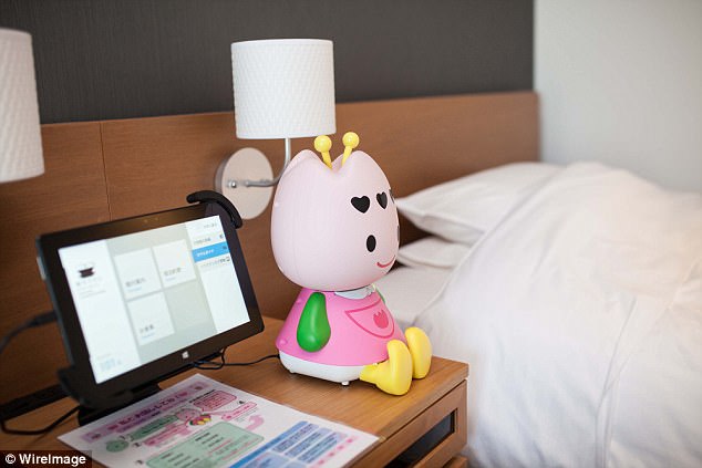 Trước đó, vào tháng 7-2015, Huis Ten Bosch khai trương khách sạn Henn na (Khách sạn kỳ lạ) với đội ngũ nhân viên robot. Ảnh: Wire Image