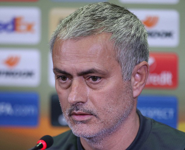 Mourinho cạn lời khi thấy mặt s&acirc;n của Rostov