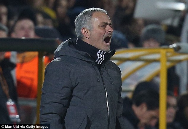 Mourinho lại đổ lỗi mặt sân Rostov