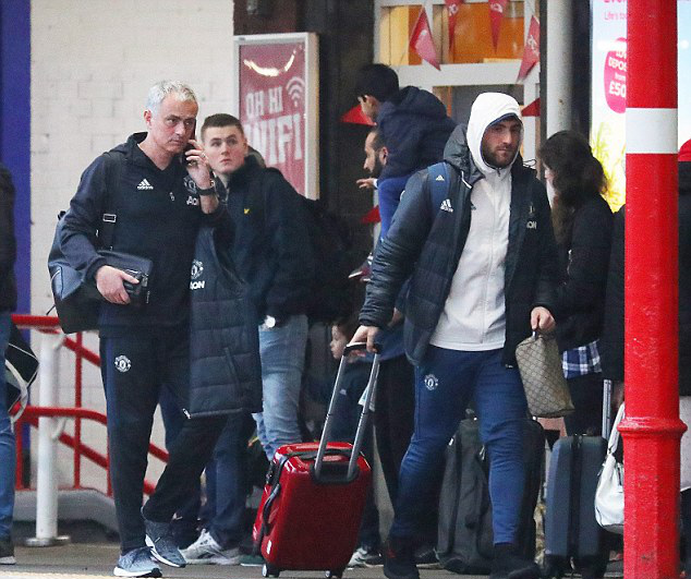 Người h&acirc;m mộ chờ Mourinho trổ t&agrave;i khi M.U vắng nhiều ng&ocirc;i sao trong chuyến l&agrave;m kh&aacute;ch Chelsea