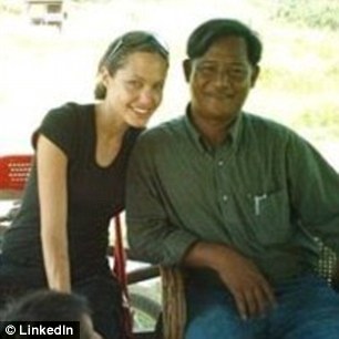 
Angelina Jolie v&agrave; Mounh Sarath
