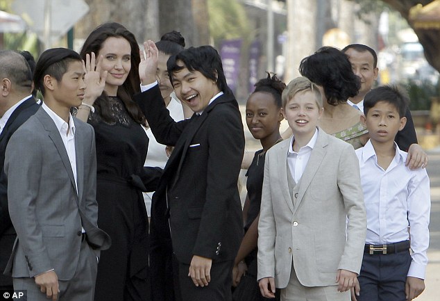 Angelina Jolie bị tố giả giấy tờ nhận nuôi Maddox