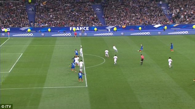 Karzuwa việt vị trước khi chuyền cho Griezmann đ&aacute;nh đầu ghi b&agrave;n