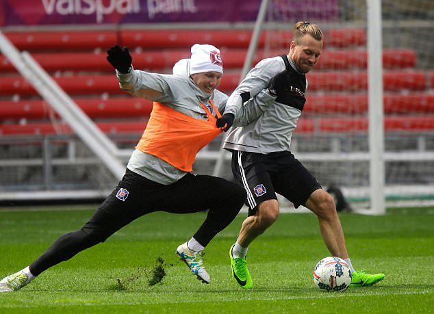 Schweinsteiger tươi rói ngày ra mắt CLB mới