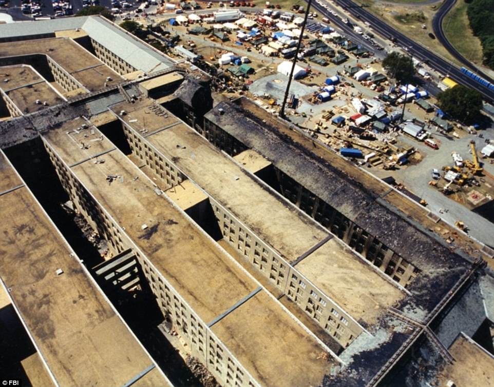 
Lầu Năm G&oacute;c nh&igrave;n từ tr&ecirc;n cao sau sự kiện đẫm m&aacute;u 11-9. Ảnh: FBI

