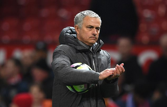 Mourinho sợ chỉ trích trọng tài dù M.U mất điểm