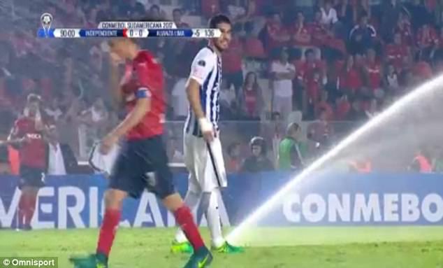 Cầu thủ bị tưới nước khi đang thi đấu