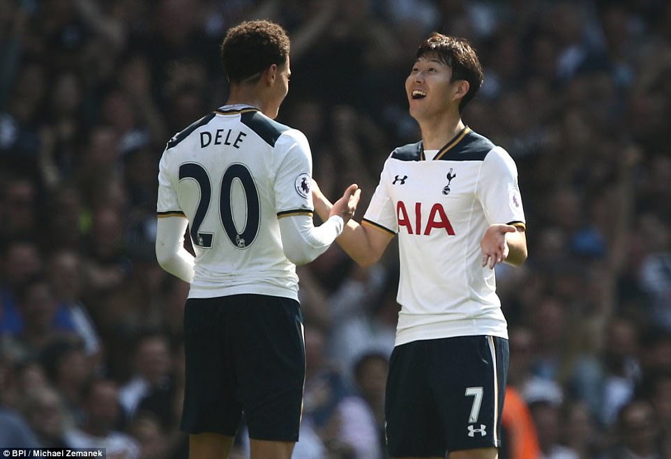 
Cầu thủ người H&agrave;n Quốc Heung-Min Son (phải) ghi dấu ấn trong chiến thắng của Tottenham
