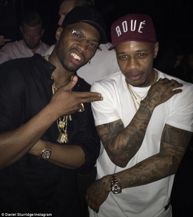 D.Sturridge (tr&aacute;i) v&agrave; N.Clyne trong buổi tiệc.