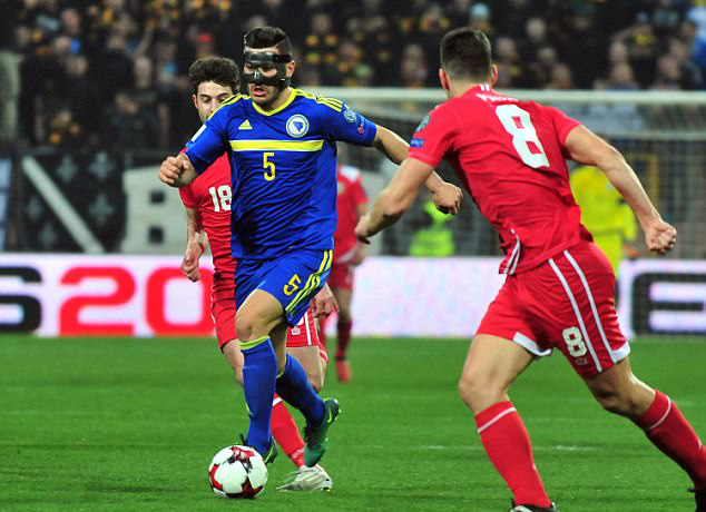 Kolasinac (5) trong màu áo Bosnia