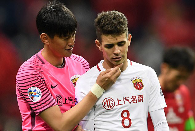 Cầu thủ của Urawa Reds an ủi Oscar