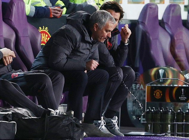 M.U lập kỷ lục hòa, Mourinho mắng học trò cẩu thả
