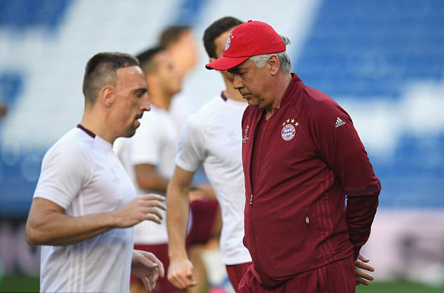 Ancelotti “nhờ” Lewandowski giải cứu Bayern
