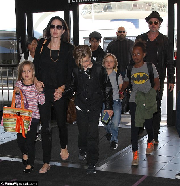 Cả gia đ&igrave;nh Brangelina thuở b&ecirc;n nhau