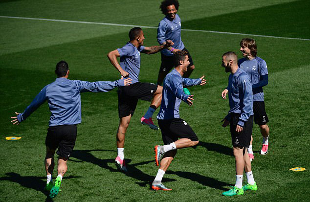 
Ronaldo l&agrave;m tr&ograve; tạo kh&ocirc;ng kh&iacute; vui vẻ trong suốt buổi tập
