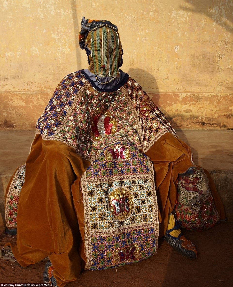 B&iacute; ẩn hồn ma sống v&ugrave;ng Benin - Ảnh 1.