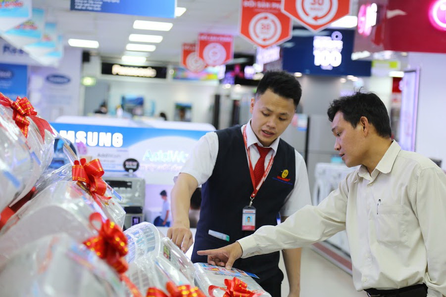 Trung tâm điện máy hốt bạc nhờ nắng nóng