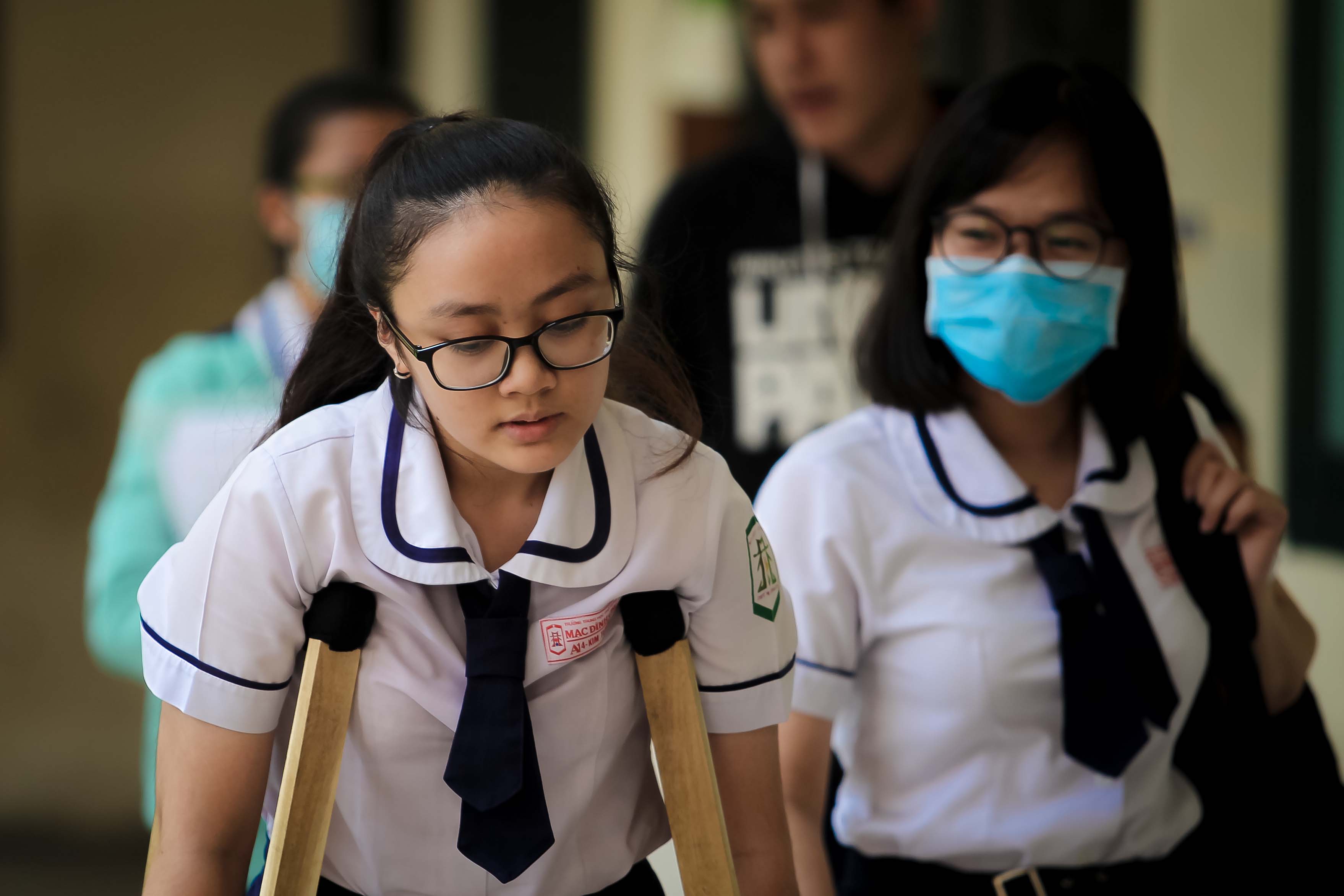 Cảm động h&igrave;nh ảnh người cha đưa con g&aacute;i đi thi tại TP HCM - Ảnh 2.